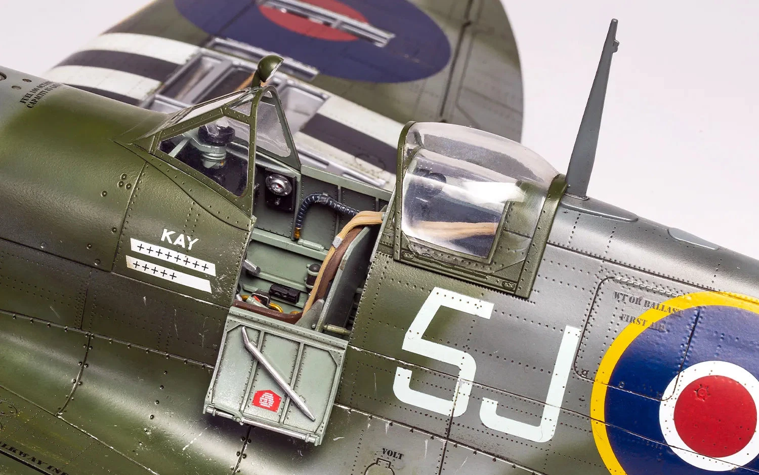 Airfix 1/24 British Supermarine Spitfire Mk.IXc A17001 - Image 7